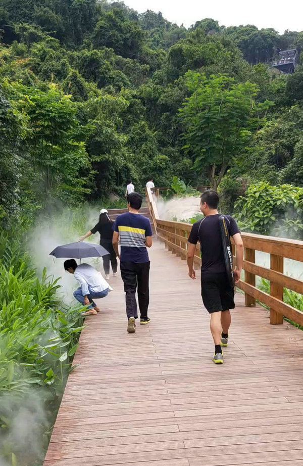 路途中，時(shí)而沾花惹草，時(shí)而風(fēng)度翩翩