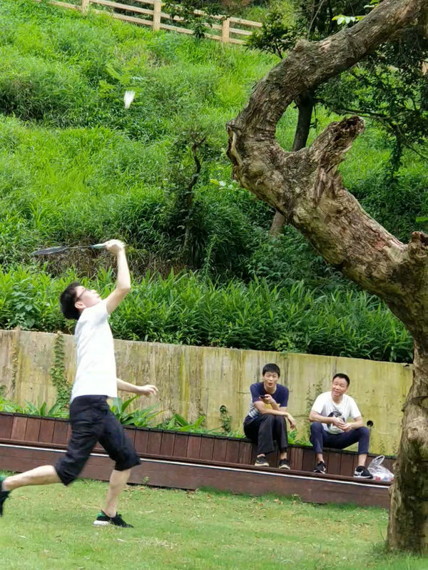 只要你肯拼，就一定不會(huì)孤獨(dú)，矚目你的人多著呢，掌聲歡呼聲時(shí)刻都在響起