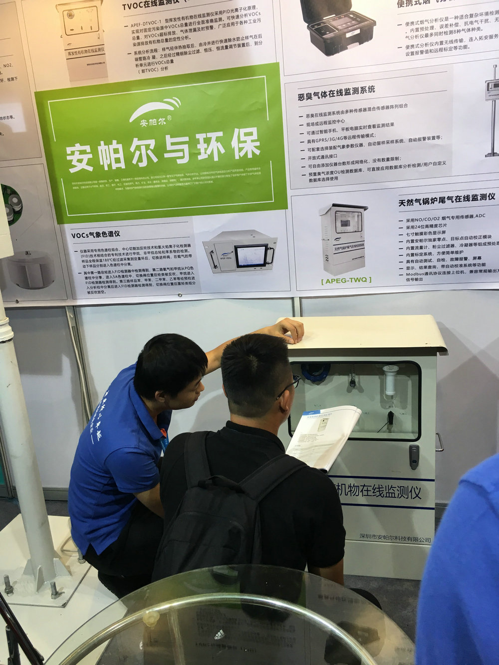 工程師為客戶做產(chǎn)品講解，客戶非常感興趣，觸摸安帕爾的產(chǎn)品